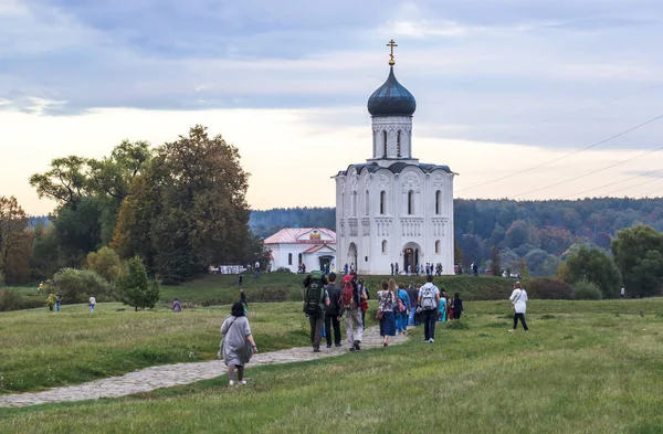 Bogolubovo Vladimir Russia September 2013 People Dusk Sent Church Intercession — Stock Photo, Image