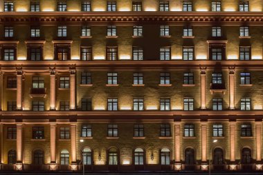 Vintage mimari klasik cephe geceleri ışıklı. Önden Görünümü Kapat.