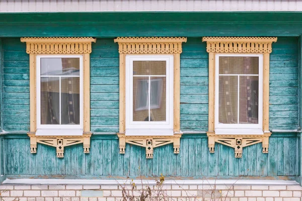 Grüne Fassade Eines Holzhauses Drei Fenster Mit Beigefarbenem Dekorativem Holzschnitzrahmen — Stockfoto