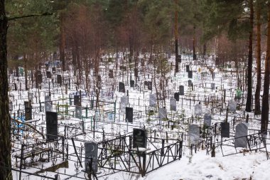 Kışın Müslüman Tatar mezarlığı. Dzerzhinsk, Rusya Federasyonu.