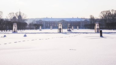 Moskova, Rusya - 24 Ocak 2018: Park manor Kuskovo, kış için korunmuş heykel topluluğu. Güneş pus, kamaşma.