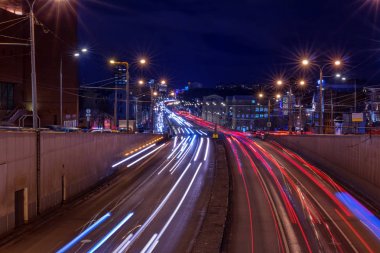 Gece şehir ışıkları. Sokakta ışık yollar. Zemlyanoy Val Street View adlı gece, Moskova, Rusya Taganskiy tünel çıkışından. Yukarıdan görüntülemek