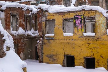 Eski bir tuğla ev kalıntıları karla kaplı. Melnitsky Lane, Moskova, Rusya.