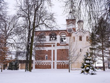 Suzdal, Rusya - 13 Aralık 2014: Spaso-Evfimiyev Manastırı Müzesi Kompleksi, UNESCO Dünya Miras Listesi. Dokuz köşeli sütun şeklinde Kilisesi, Vaftizci Yahya ve Manastırı çan kulesi