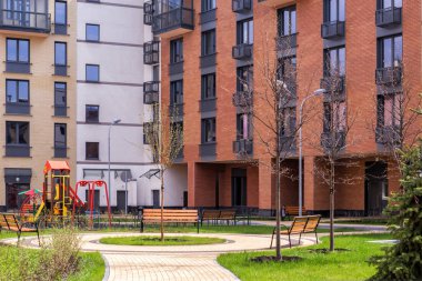 Modern bina cephe, şehir courtyard adlı bahar güneşli gün. Moscow, Rusya Federasyonu.