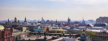 En iyi panoramik şehir Moskova manzarası bahar. Güneş, Güneş sis, kamaşma.