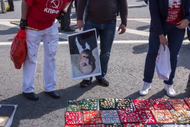 Moskova, Rusya - 1 Mayıs 2018: Kutluyor Uluslararası İşçi Bayramı Teatralnaya Meydanı'nda. Sokak ticaret vintage rozetleri SSCB. Çeviri - komünist parti, Rusya Federasyonu, Lenin, Stalin.
