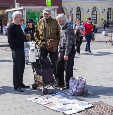 Moskova, Rusya - 1 Mayıs 2018: Kutluyor Uluslararası İşçi Bayramı Teatralnaya Meydanı'nda. İnsanlar gazete ve Kitaplar satmak. Çeviri - bir gün, özel kuvvetler, yarın, Rus messenger, çapraz
