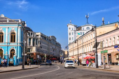Moskova, Rusya - 1 Mayıs 2018: Şehir manzarası Moskova tarihi merkezinin. Myasnitskaya street View adlı yaz güneşli gün.