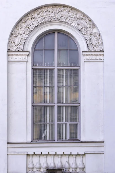 Ärkefönster Dekorerad Vit Stuckatur Formning Med Blommig Krans Och Balsam — Stockfoto