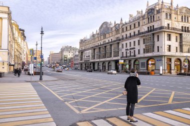 Moskova, Rusya - 15 Kasım 2019: Sonbaharda şehir manzarası. Teatralny Pass ve Hotel Metropol manzarası. Çeviri: Neglinnaya Caddesi, Trubnaya Meydanı, mos fitness.