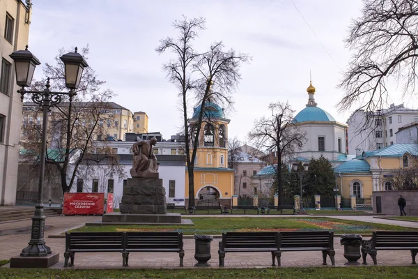モスクワ ロシア 2019年11月15日 秋の都市の風景 レニンとStoleshnikovレーンの教会への記念碑のビュー 街のストリートフェスティバルモスクワの季節 — ストック写真