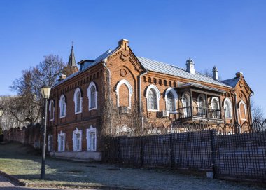 Vladimir, Rusya - 22 Kasım 2019: Eski kırmızı tuğlalı kilise evi