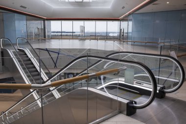 Moskova, Rusya - 16 Kasım 2019: Demiryolu istasyonu Skolkovo dahili salon tasarımı. Çevirisi: yakında açılıyor! Orbion (uygun bir isimdir)