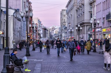 Moskova, Rusya - 14 Kasım 2019: Eski şehir merkezinde, alacakaranlıkta, Arbat caddesinde turist yayaları. Çevirisi: satın almak. Antikalar, pahalı. Hatıralar, tablolar..