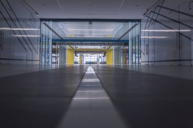 Moskova, Rusya - 16 Kasım 2019: Skolkovo Yenilik Merkezi. Amalthea iş merkezi iç mekanı. Koridor. Çeviri: stratos