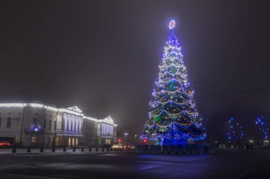 Vladimir, Rusya - 24 Aralık 2019: Şehir meydanında akşam karanlığında Noel ağacı