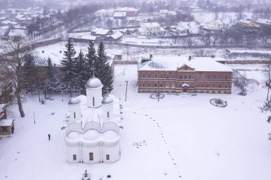 Rusya 'nın Altın Yüzüğü. Kışın kar yağarken Suzdal 'ın yukarıdan görünüşü. Kilise ve manastır binaları.