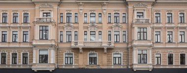 Klasik mimari ön cephesi Rococo tarzında. Ön görünüm.