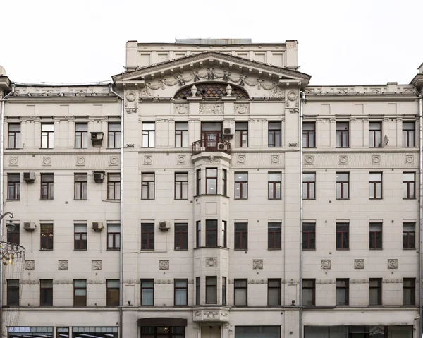 帝国スタイルの建築装飾とヴィンテージ建築古典的な灰色のファサード 前改革から白で隔絶されたフロントビューロシア語 — ストック写真