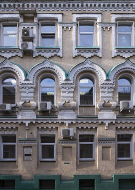 Eski mimari tozlu, tuğladan yapılmış klasik dış görünüş sahte-Rus tarzı. Ön görünüm yakın plan