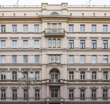 Klasik mimari ön cephe, çok katlı bir ev. Ön görünüm beyaz üzerine izole.