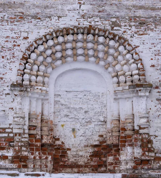 Uma Entrada Invadida Para Uma Antiga Igreja Abandonada — Fotografia de Stock