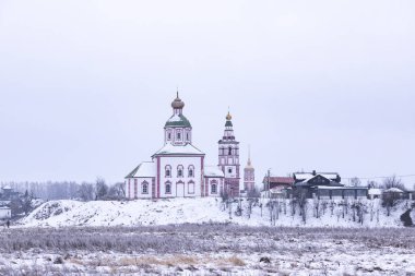 Kışın İvanova Dağı 'nda Elijah Kilisesi ile Suzdal manzarası, Rusya.