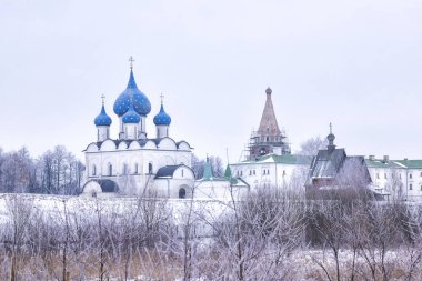 Suzdal, Rusya - 11 Ocak 2020: Suzdal Kremlin, Vladimir-Suzdal Müze-Rezervi. Kış günü manzaraya bak. Rozhdestvensky Katedrali, Piskopos Odaları, tahta Nikolskaya Kilisesi.