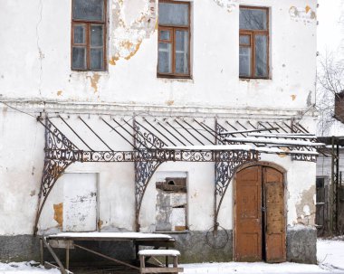 Güzel metal kafesli eski bir evin duvarı.