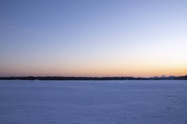 Günbatımı gökyüzünün altında karlı düzlükler