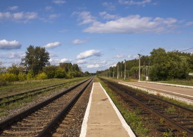 Kablosuz eski demiryolu rayları ve platformun sonu.
