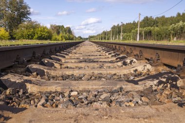 Demiryolu ve yataklar seçici odağı kapatır. Demiryolu..