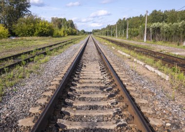 Kablosuz eski tren rayları. Demiryolları ufukta bir noktada kesişiyor.