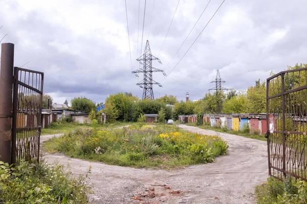 Мрачный Летний Городской Пейзаж Старыми Гаражами Сараями — стоковое фото