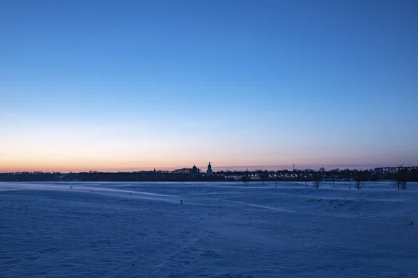 Sněžná Pláň Pod Západem Slunce Zvonice Městečko Panorama — Stock fotografie
