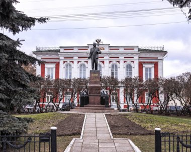 Şehir bankasının inşası ve önünde Lenin 'in anıtı. Çevirisi: Banka.