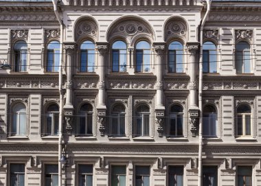 Pseudo-Rus tarzında klasik mimari ön cephe binası. Ön taraf kapanıyor. Elektrik kabloları.