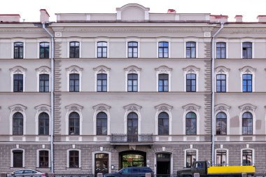 Klasik mimari klasik açık gri cephe ön görünüş beyaz üzerine izole edilmiş