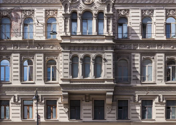 Pseudo-Rus tarzında klasik mimari ön cephe binası. Ön taraf kapanıyor. Elektrik kabloları.