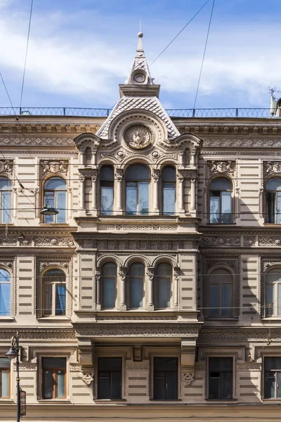 仿古建筑的立面建筑在伪俄罗斯风格 前视镜近视 — 图库照片