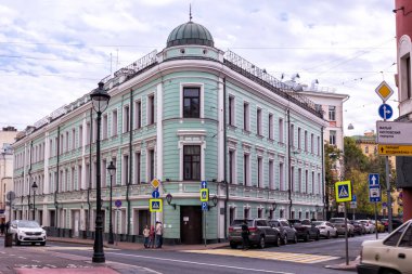 Moskova, Rusya - 7 Ekim 2018: Bolshaya Nikitskaya Caddesi 'ndeki Moskova' nın merkezindeki köşe tarihi bina. Trnslt: taksi, Maly Kislovsky Yolu, Vozdvizhenka park yeri