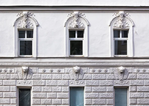 Hermosa Fachada Edificio Blanco Con Estuco Decoraciones Arquitectónicas Antiguas Vista — Foto de Stock