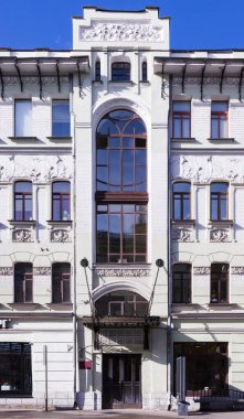 Güzel Sanatlar Mimari Binası cephesi. Ön kapı, merkez pencere, pedikür ve diğer mimari detaylar. Ön görünüm 