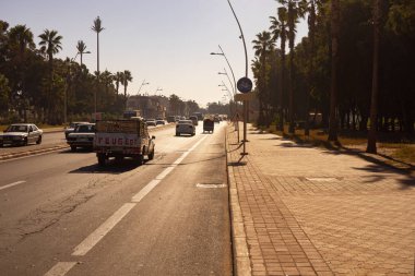 Agadir 'in güneyindeki N1 atardamar yolunda bir bisiklet yolu.