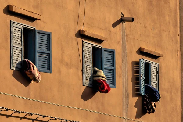 窓から吊るされたベッドカバー — ストック写真