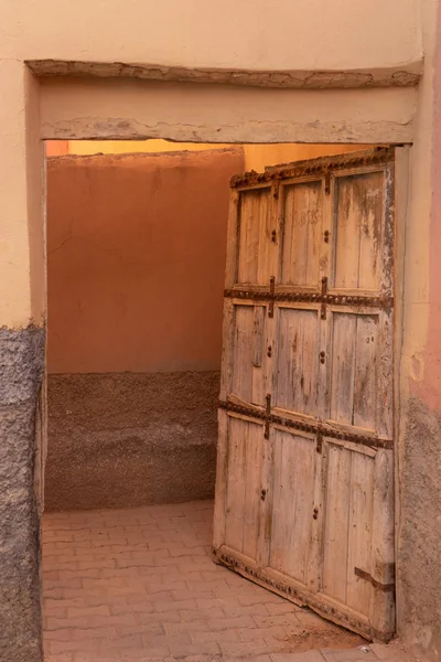 モロッコの古い建物への入り口の古いドア — ストック写真
