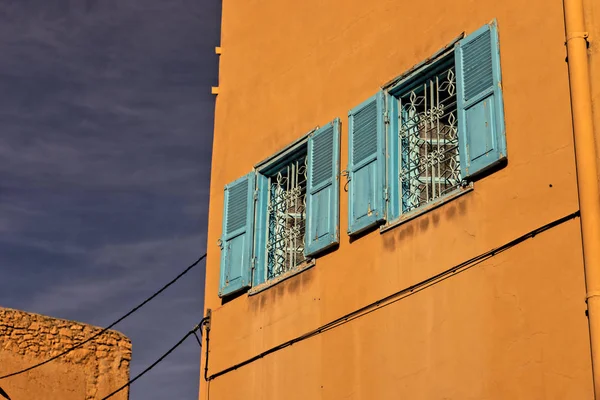 青いシャッター付き窓 — ストック写真