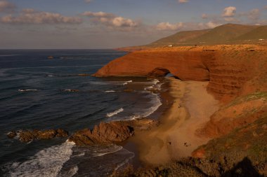 Legzira 'nın kayalıkları ve kemerleri