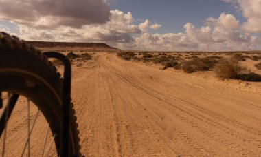 Çölde bisiklet sürmek